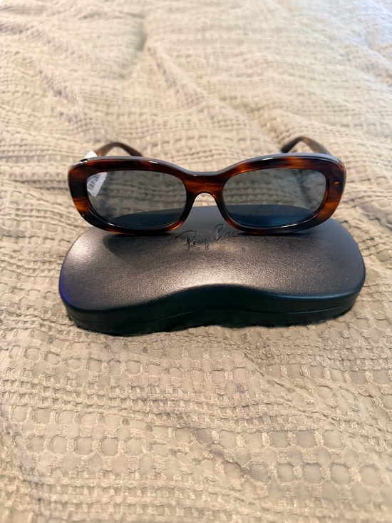 Ray-Ban Accessories - Ray-Ban Tortoiseshell Oval Sunglasses - Tortoise Frame, Dark Gray Lenses